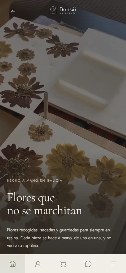 Primera pantalla de Bonsái Artesanía: sobre fondo crema, el titular en serif «Flores que no se marchitan» a la izquierda y, dentro de un arco, la fotografía de dos pendientes de resina con pétalos naranjas colgando de una rama.