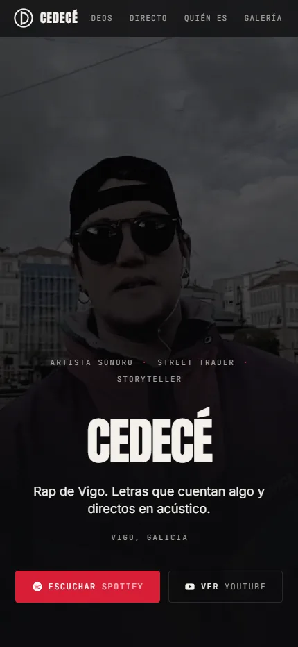 Primera pantalla de Cedecé: el nombre en letras enormes sobre una fotografía en blanco y negro del artista con el micrófono en la calle, la frase «Rap de Vigo. Letras que cuentan algo y directos en acústico» y los botones de Spotify y YouTube.