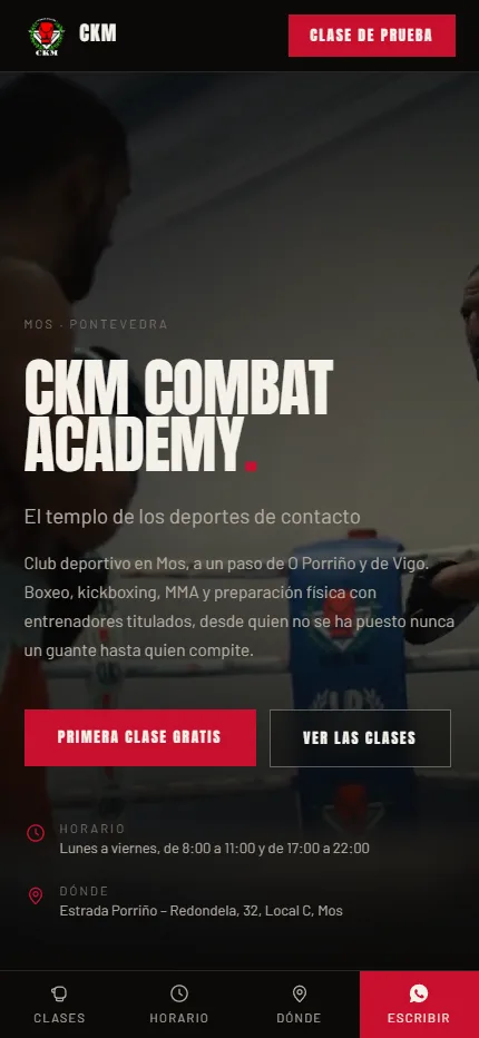 Primera pantalla de CKM Combat Academy: el lema «Todo por la lucha» en letras enormes sobre un fondo negro con un halo rojo, con «Mos · Pontevedra» encima, la frase «El templo de los deportes de contacto» debajo, los botones «Primera clase gratis» y «Ver las clases», y el horario y la dirección del club al pie.