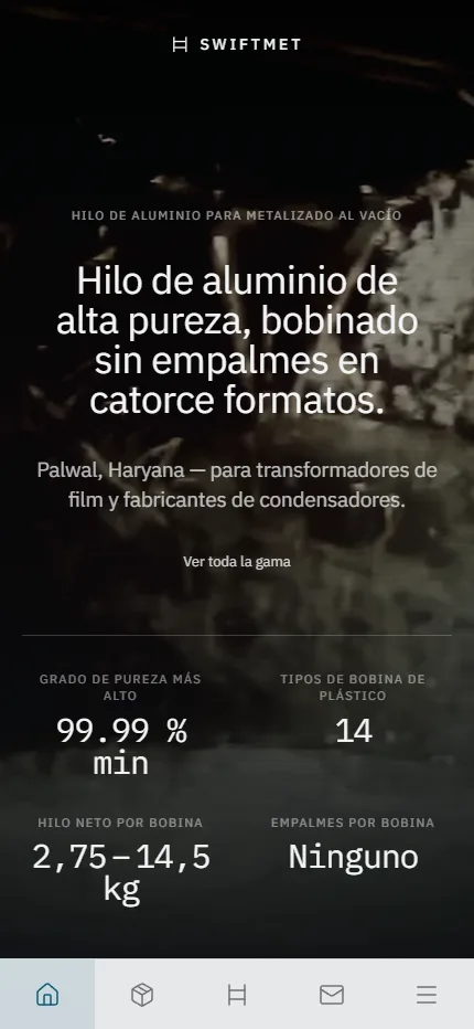 Primera pantalla de Swiftmet: el titular «Hilo de aluminio de alta pureza, bobinado sin empalmes en catorce formatos» sobre un vídeo oscuro de bobinas, con la línea «Palwal, Haryana — para transformadores de film y fabricantes de condensadores» debajo.